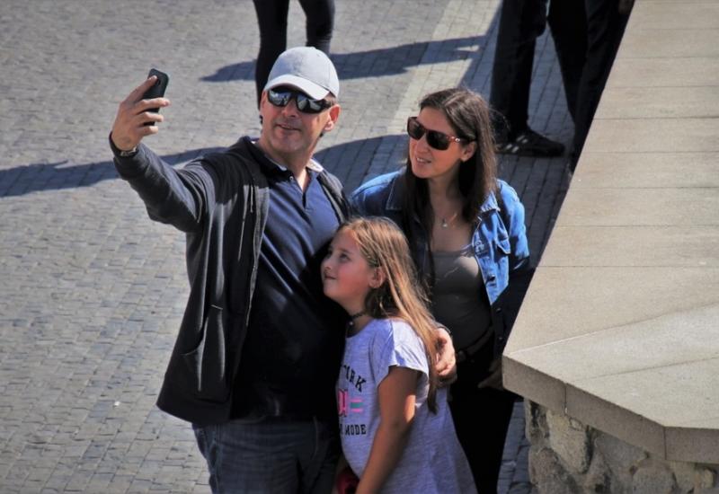 Sve više ljudi snima selfije sa djecom, a postoji i mračna strana tog trenda